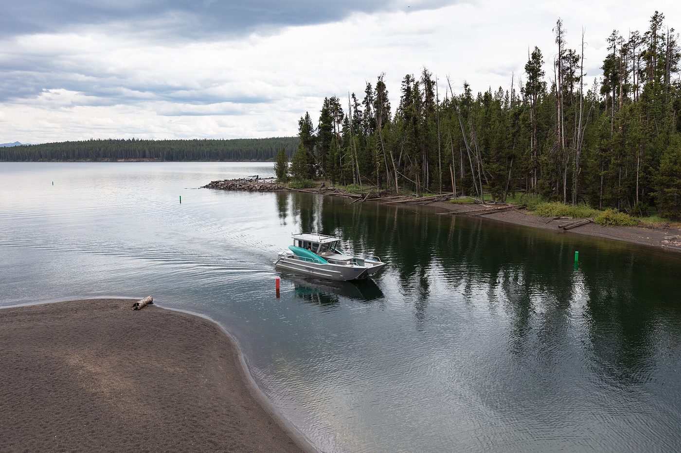 A small motorboat coming into the sheltered inlet at Bridge Bay Marina