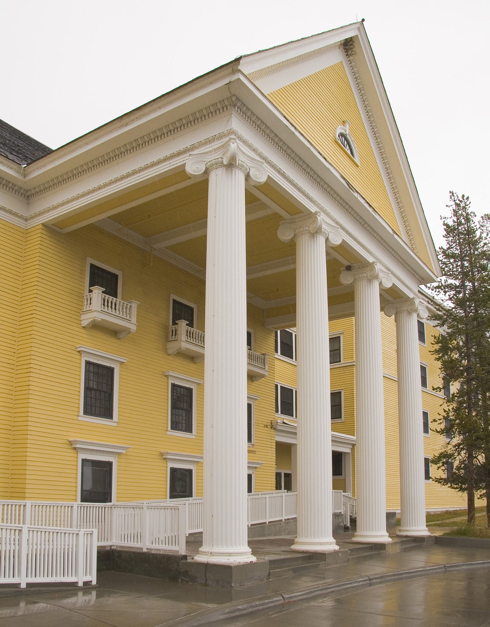 Lake Yellowstone Hotel & Cabins: Rooms, Sandpiper Lodge, Dining and the Sun Room