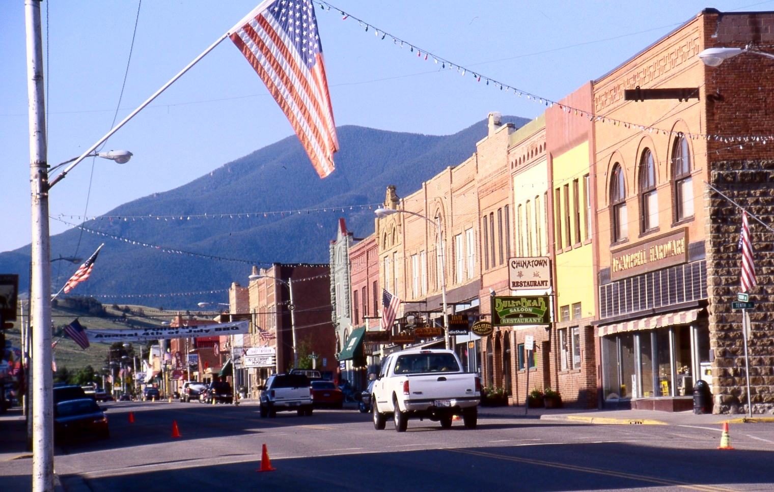 Yellowstone Gateway Towns: Which Base Is Best for Your Trip (Drive Times, Seasons and Costs)
