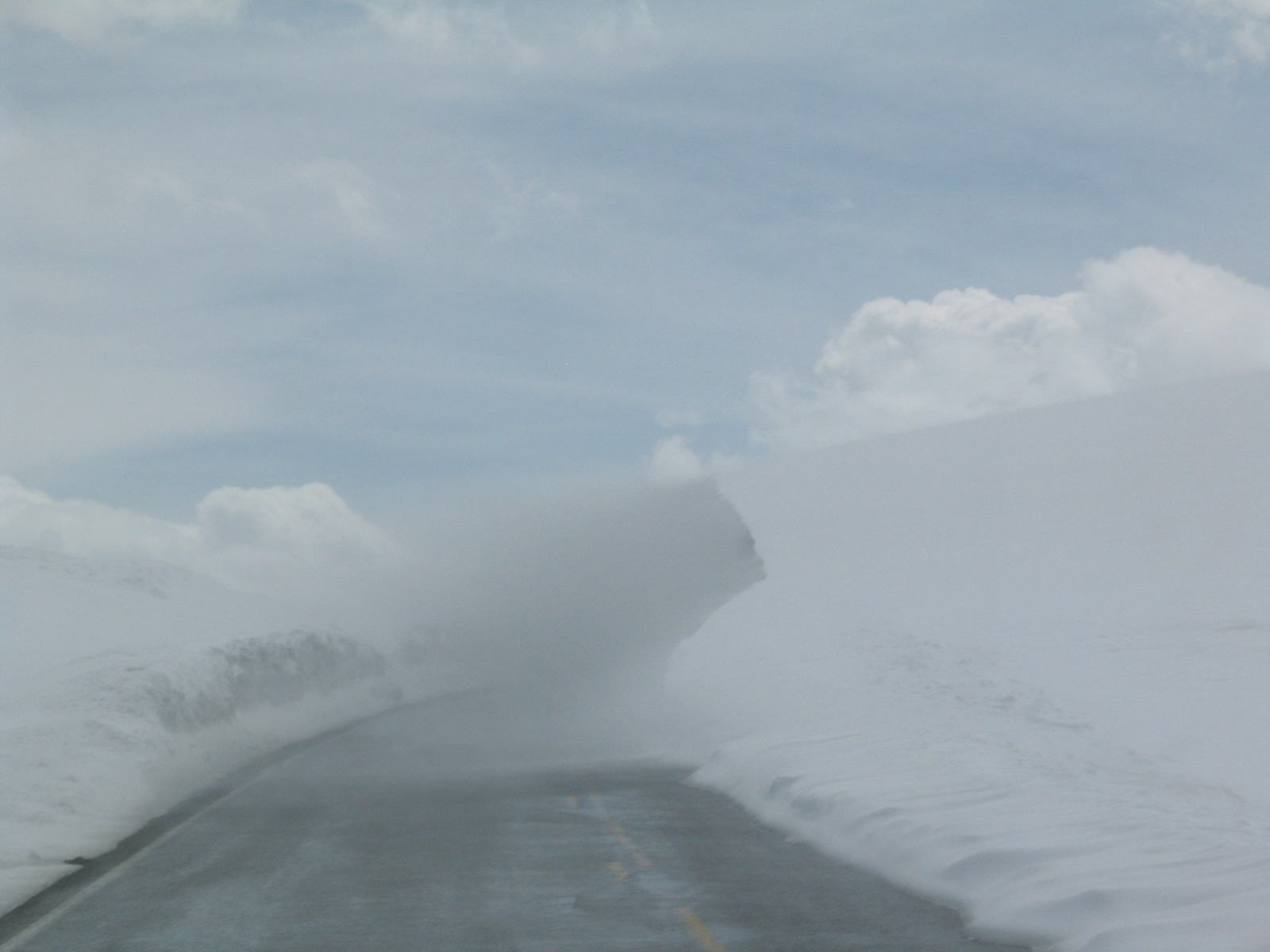 Yellowstone Road Closures: Seasonal Opening Dates, Construction Delays and Driving Tips