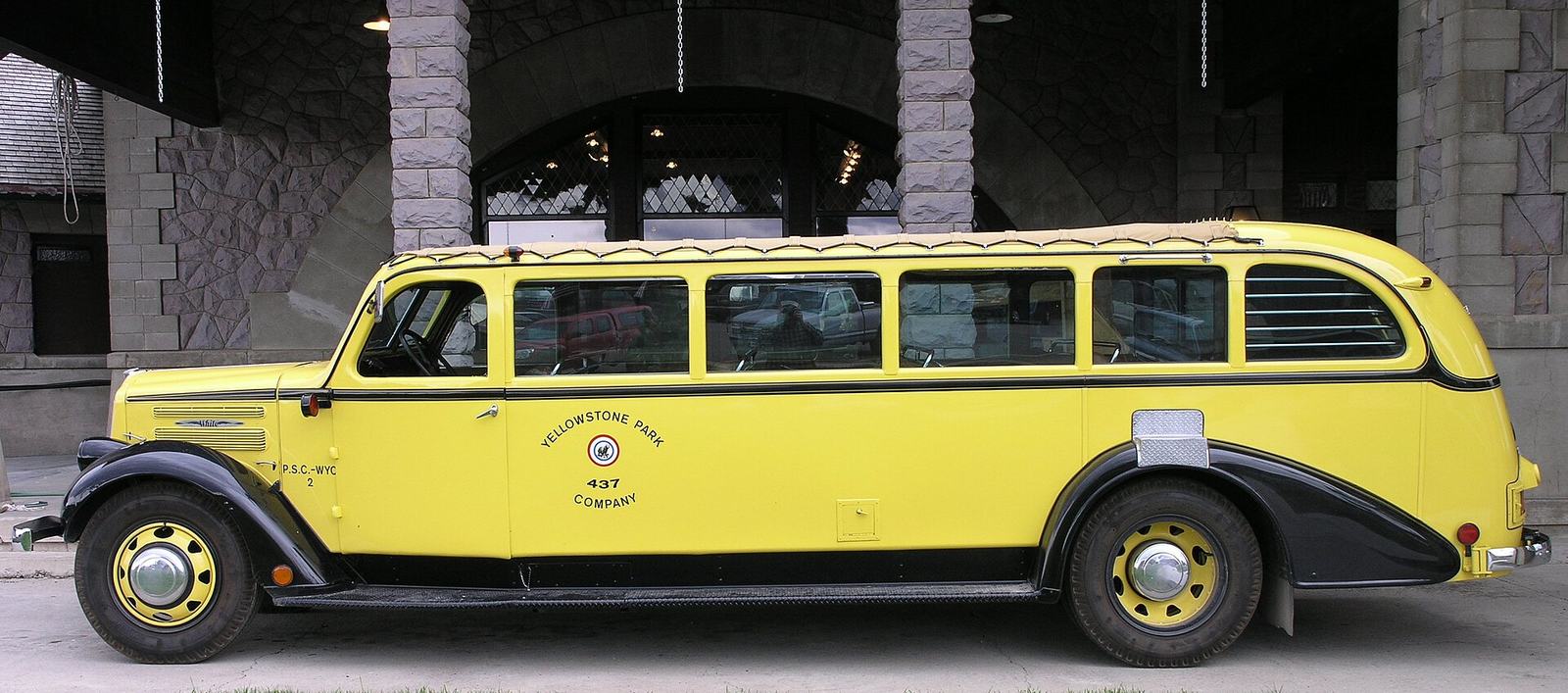 Yellowstone Tours: Every Type Compared, From Day Trips and Wildlife Safaris to Multi-Day Packages